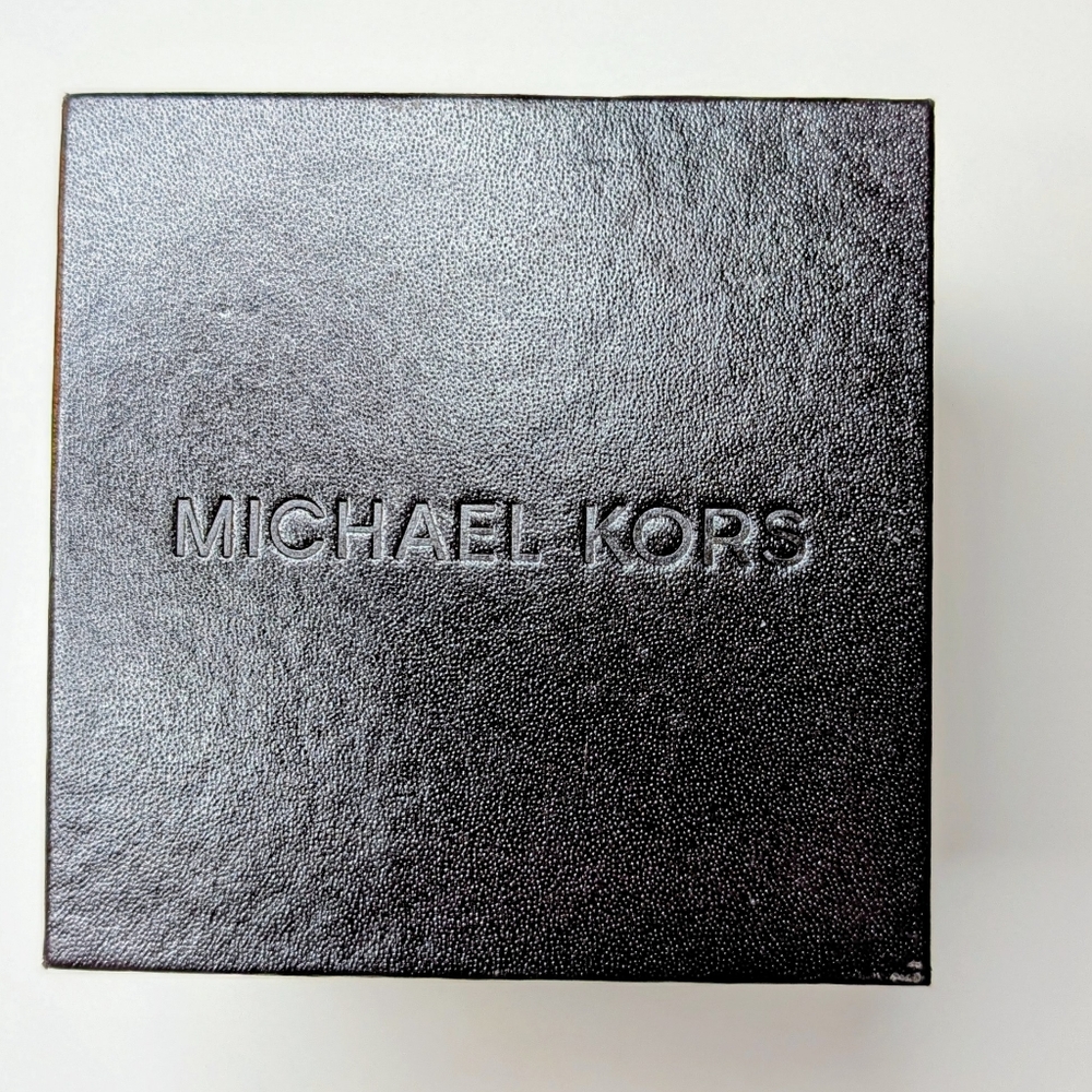 ✨ MICHAEL KORS Designer Watch Box – Classic & Collectible ✨